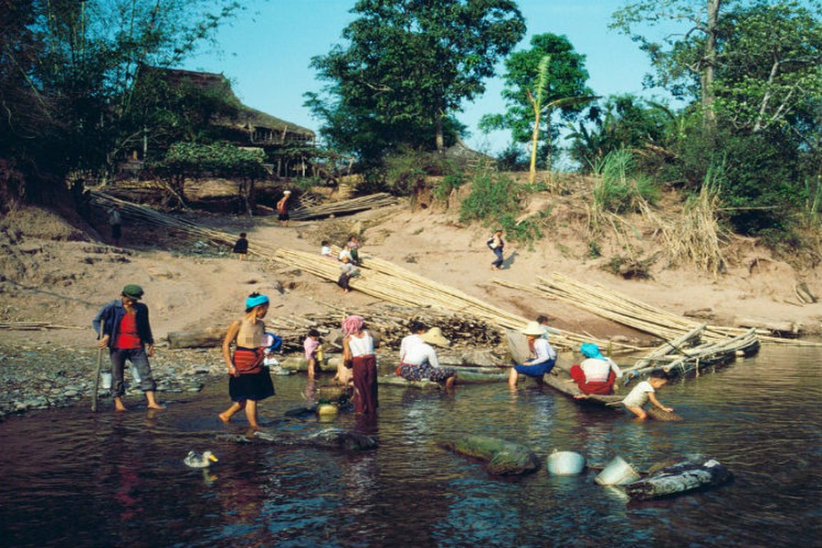  Tây Song Bản Nạp là châu tự trị dân tộc Thái ở phía tây nam Vân Nam, Trung Quốc, thu hút khách du lịch bởi vẻ đẹp hoang sơ, thơ mộng. Trong ảnh là bến sông nơi diễn ra các hoạt động thường ngày của người Thái ở đây.